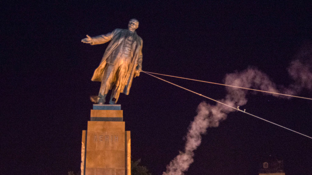 Toppling statue of Lenin